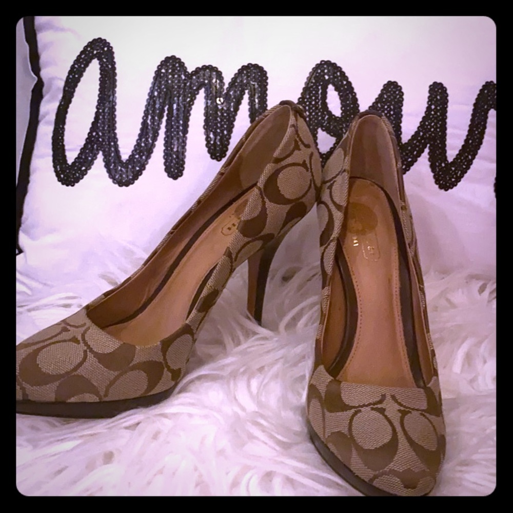 Coach pumps